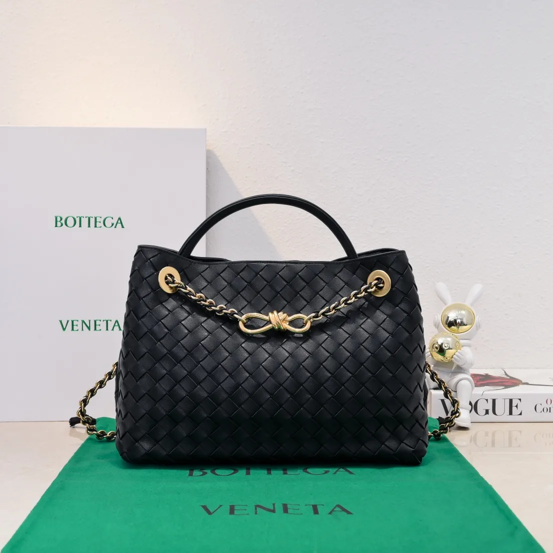Batch 2460 BOTTEGA VENETA 2024 spring and summer new small ANDIAMO chain bag is also available! 🔥🔥I believe many friends have been waiting for a long time. The metallic chain adds a touch of sophistication to the original softness and elegance of Andiamo. The collision of classic craftsmanship and elegance creates a different kind of beauty. Style number: 6009 Size: 32*24*12cm
